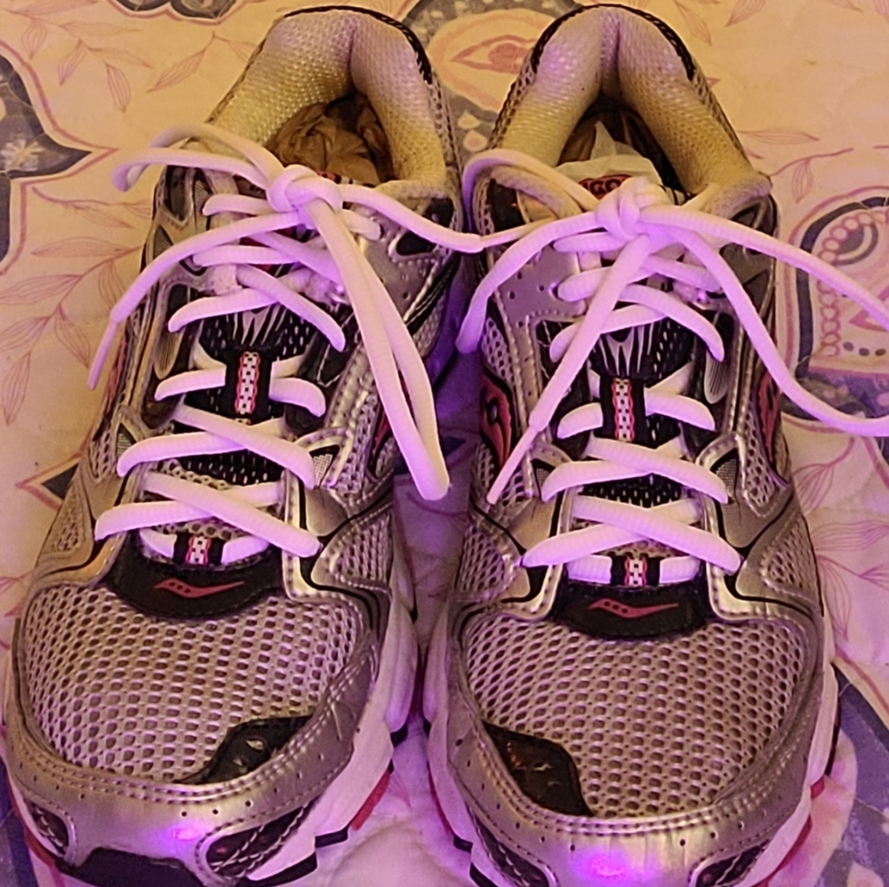 Like new womens Saucony running shoes
